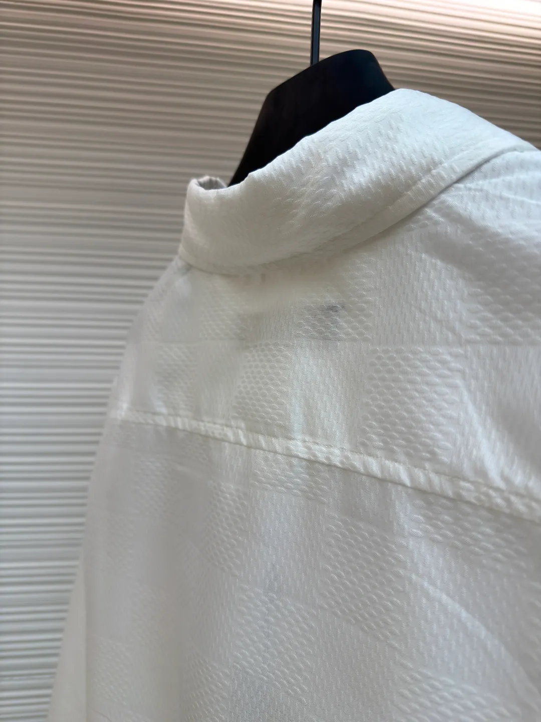 LOUIS VUITTON checkerboard jacquard long-sleeved shirt ●Original version: Purchased and developed by 7269 ●Item number: 1681031-A85 ●Fabric: mulberry silk fabric ●Technology: full-width jacquard production ●Version: fitted version ●Weight: about 280 grams ●Size: S-M-L-XL ●Description: Customized mulberry silk jacquard fabric, 75D high temperature, fermented fabric wash, customized buttons, customized logo, jacquard embellishment to upgrade the gorgeous style of woolen evening suit with exquisite luster texture. The overall wiring is straight and delicate, the fabric is comfortable and soft, and the color is consistent without color difference. It can be matched with the same style to create a fashionable look and control various occasions. Customized accessories, complete with three standards, same style for men and women!